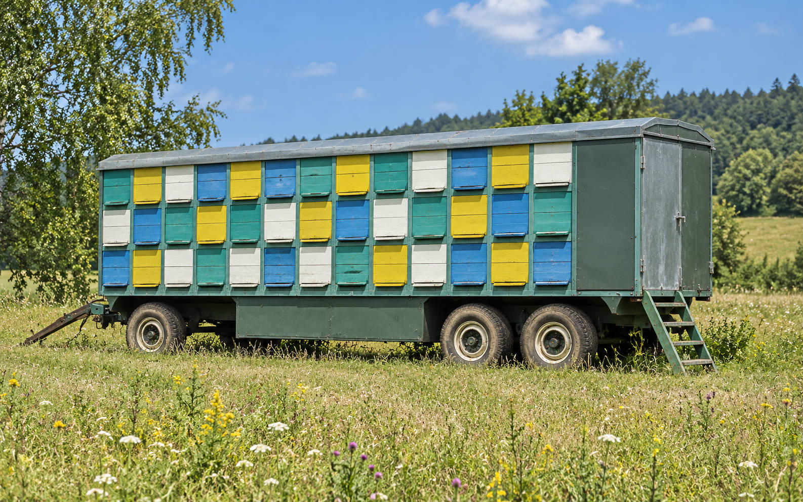 Мобильная пасека для пчел из металлической бытовки